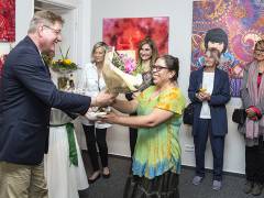 Botschafter Dr. Guido Spadafora beglückwünscht die Malerin DelCarmen bei der Ausstellungseröffnung / Foto © Frank Wecker