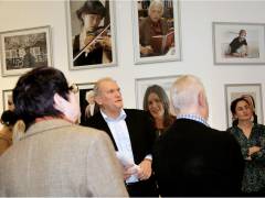 Frank Wecker mit den Fotos seiner Ausstellung