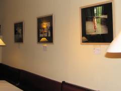 "Treffpunkte" von Johannes Vester - Ein Blick in die Ausstellung in der Taverna Karagiosis