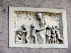 Relief an der Hauswand (Kaiserin-Auguste-Viktoria-Haus)