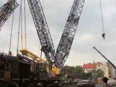 Abriss und Neubau der Spandauer-Damm-Brücke - Vorbereitungen zum Abriss des südlichen Teils der Brücke (Kranaufbau)