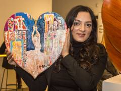 Die türkische Künstlerin Meral Alma auf der Ausstellung „23 internationale Kunstherzen für UNICEF“ in der Charlottenburger Commerzbank-Filiale / Foto © Frank Wecker