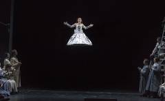 „Hoffmanns Erzählungen“ an der Deutschen Oper - Cristina Pasaroiu als Olympia / Foto © Frank Wecker