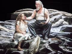 Evelyn Herlitzius und Sir John Tomlinson in „Lady Macbeth von Mzensk“ in der Deutschen Oper Berlin / Foto © Frank Wecker