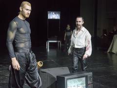 Florian Spiess und Andrew Dickinson in „Wolfsschlucht“ an der Deutschen Oper / Foto © Frank Wecker