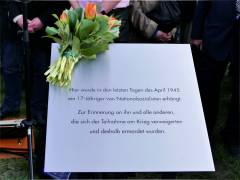 Gedenktafel für einen Ende April 1945 ermordeten 17jährigen Deserteur in der Uhlandstraße