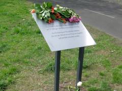 Enthüllung der Gedenktafel an der Kreuzung Uhlandstraße/Berliner Straße am 24. April 2015