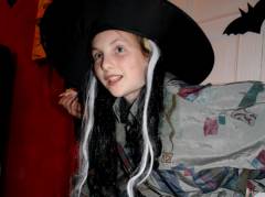 Halloween - eine kleine Hexe mit Rückenbeschwerden