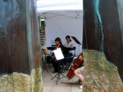 Das "Event Orchester Berlin" spielt zwischen den Brunnen-Stelen