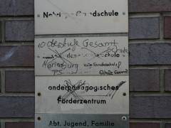 Schilder am Eingang zur Schule - Nehringstraße 10