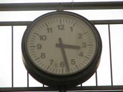 Uhr an der Nehringschule in der Nehringstraße