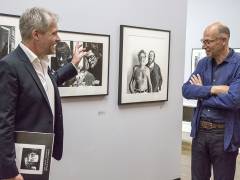 Der Kurator Dr. Matthias Harder und der Fotograf Mart Engelen in der Ausstellung der Helmut-Newton-Stiftung / Foto © Frank Wecker