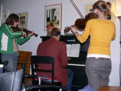 Klavier und Geigen im Kiezbüro