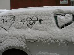 Kunst in Schnee auf Auto